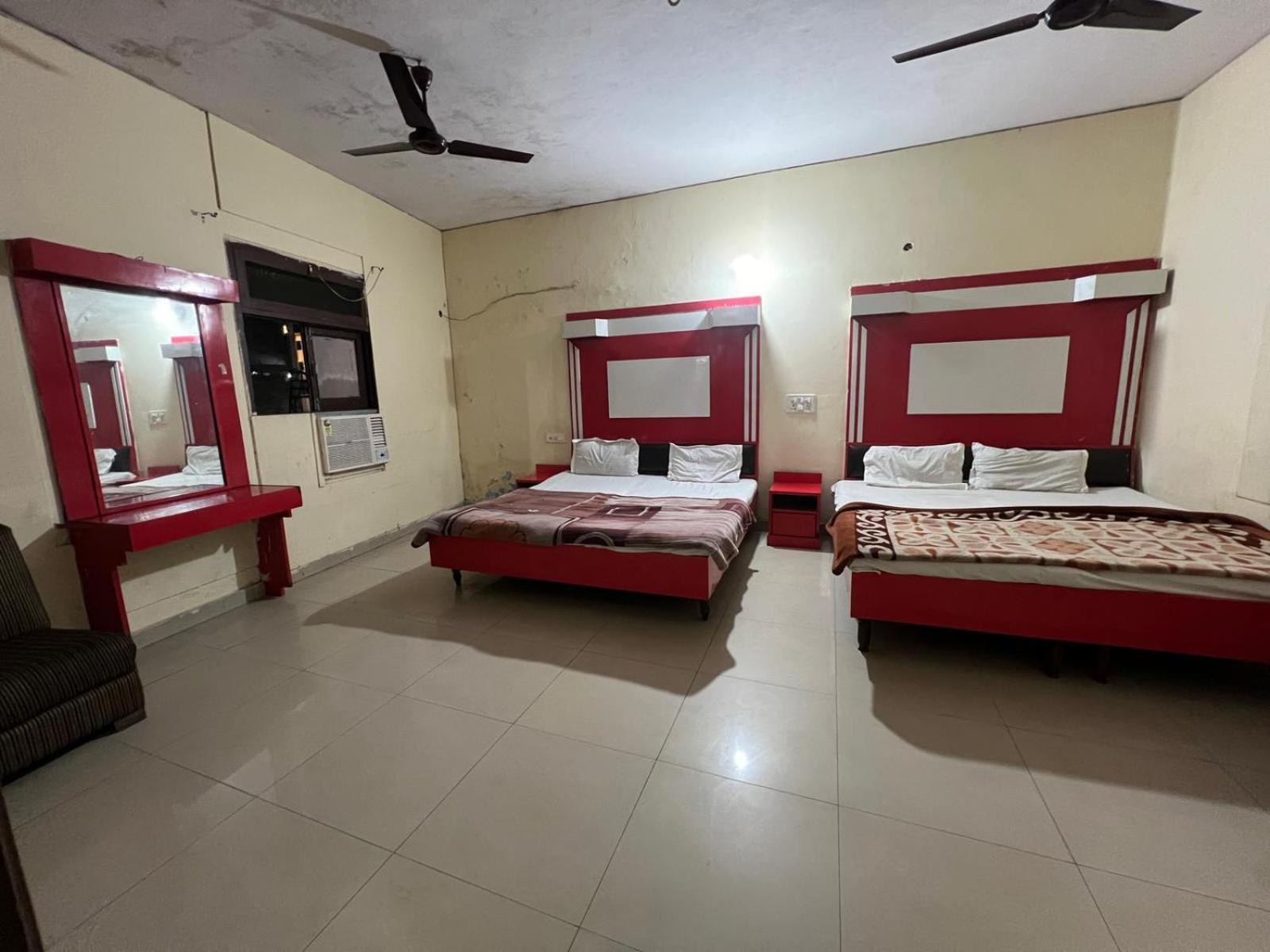 Hotel Skylark Амритсар Екстериор снимка